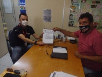 Vereador Bocão entrega documento a gerente da RGE