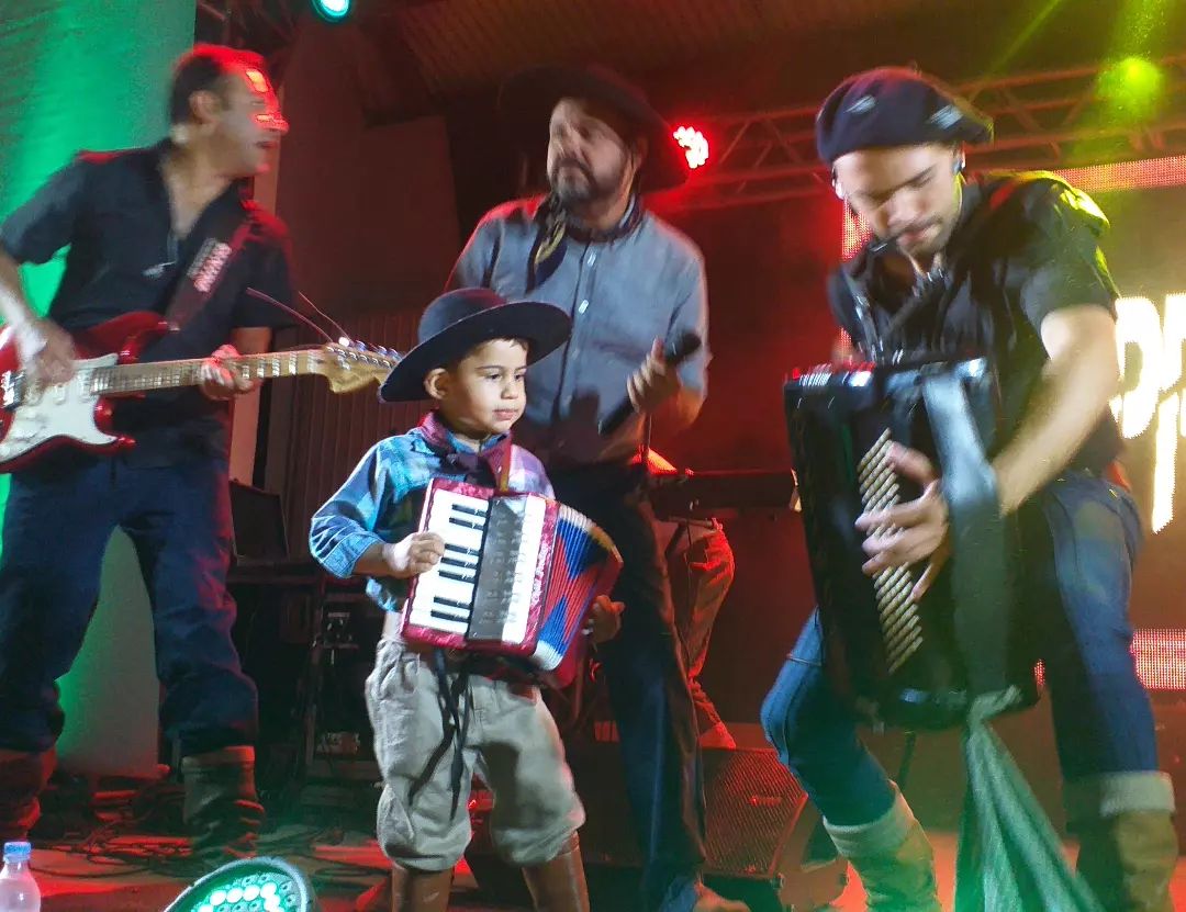 Vicente, de três anos, o pequeno instrumentista da Campereada