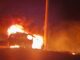 Carro bate em poste, pega fogo, e motorista morre na Estrada do Mar