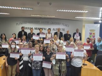 Sessão de homenagem à líderes Comunitárias