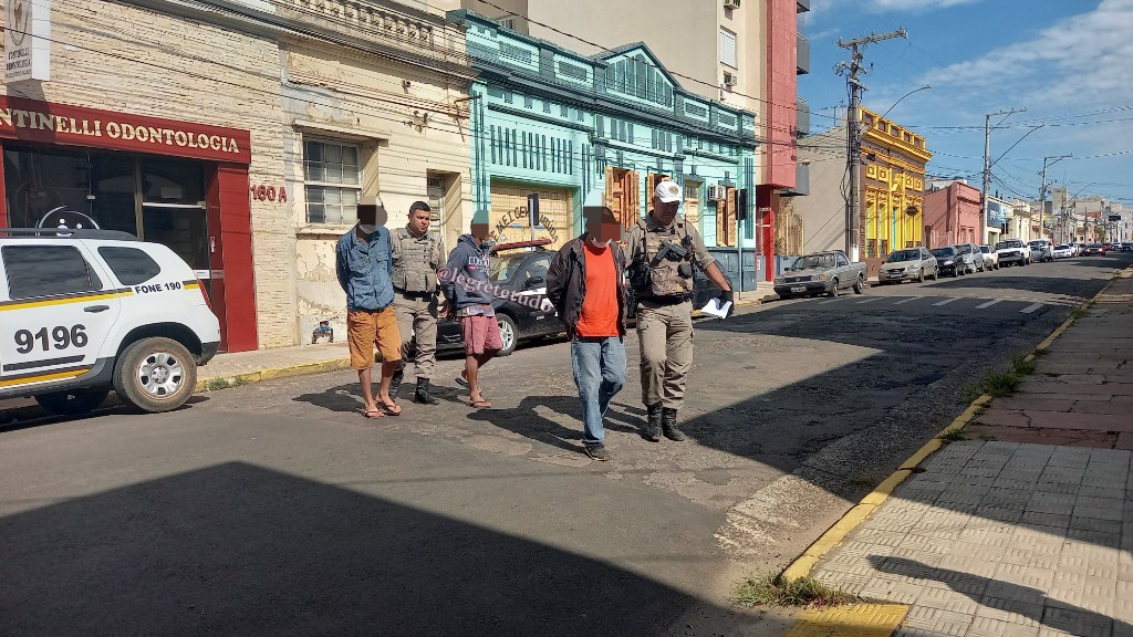 O flagrante de uma bezerra de quatro dias, dentro do banheiro de uma residência, resultou na prisão de três indivíduos, dois por furto/abigeato e outro por receptação.