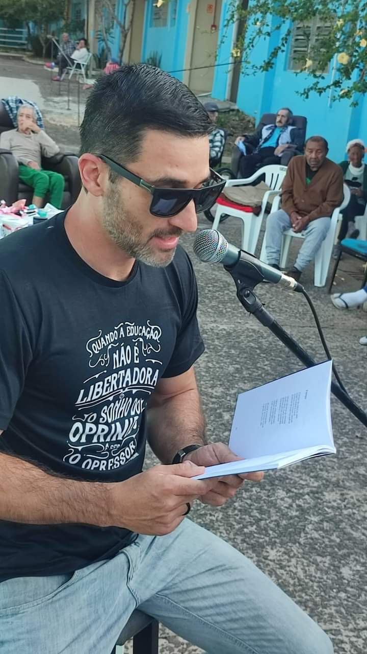 Jader lendo poesias aos idosos do Residencial Geriátrico