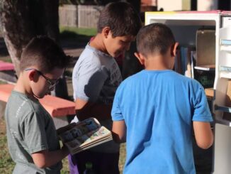 Crianças com livros ad Geloteca