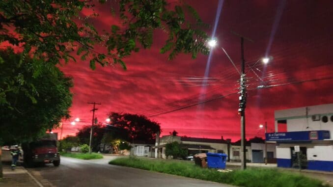 Céu vermelho e alerta de temporal nesta segunda-feira Céu vermelho e alerta de temporal nesta segunda-feira