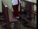 Fiéis tirando água que inundou o piso da igreja