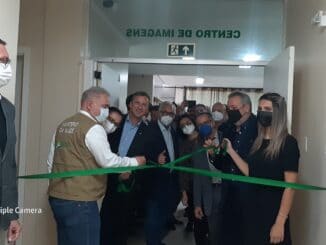 Desenlaçe da fita inaugural