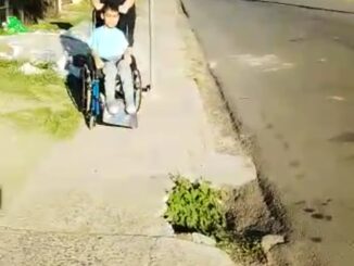 Menino cadeirante pede acessibilidade