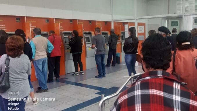 Fila e esperar em caixa eletrônico de Banco