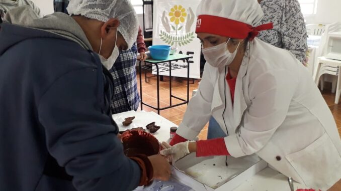 Muito mais que uma oficina de chocolate, foi um exercício de doação e afeto Muito mais que uma oficina de chocolate, foi um exercício de doação e afeto