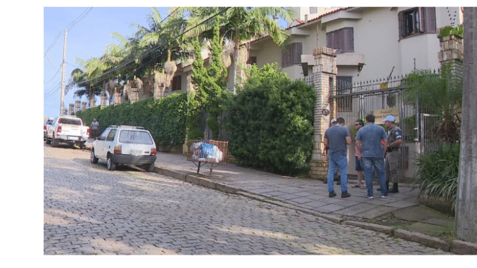 Polícia investiga morte a tiros de cinco pessoas da mesma família em condomínio de Porto Alegre Polícia investiga morte a tiros de cinco pessoas da mesma família em condomínio de Porto Alegre