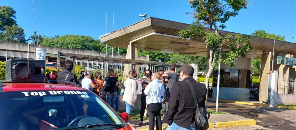 Professores em greve em frente ao Centro Administrativo