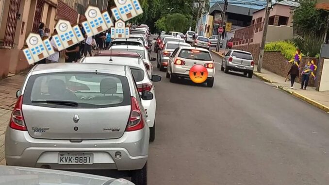 Fila dupla em frente às escolas