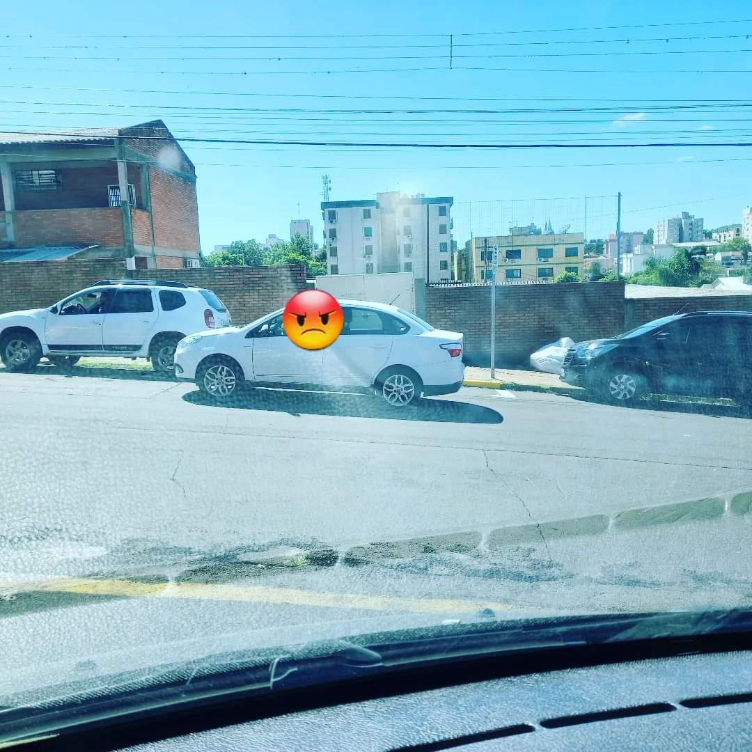 Fila dupla em frente às escolas