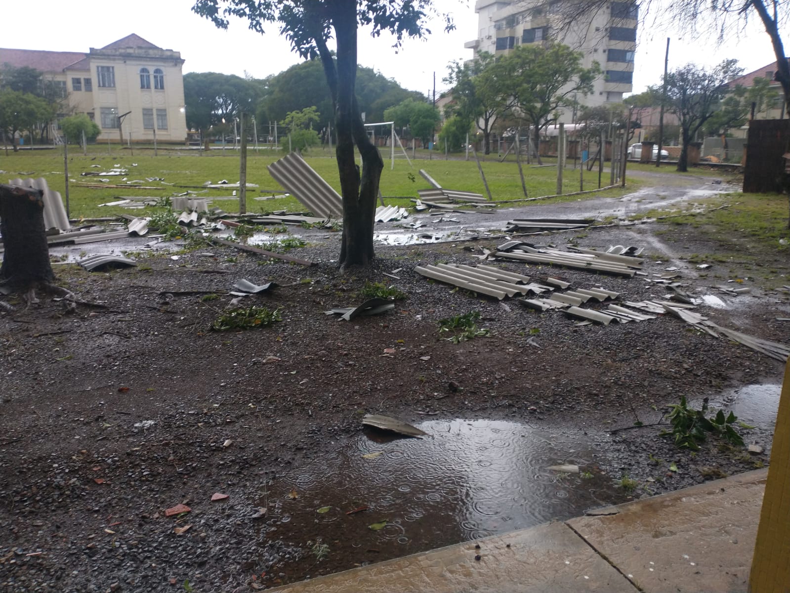 Brasilt que foi arrancado pelo vento