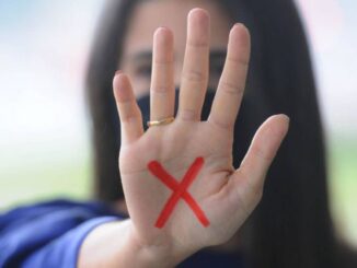 X em vermelho na mão é sinal de violência contra a mulher