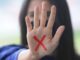 X em vermelho na mão é sinal de violência contra a mulher
