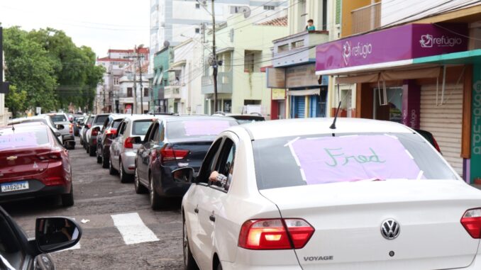 Colégio Divino Coração realizou carreata da Paz em Alegrete