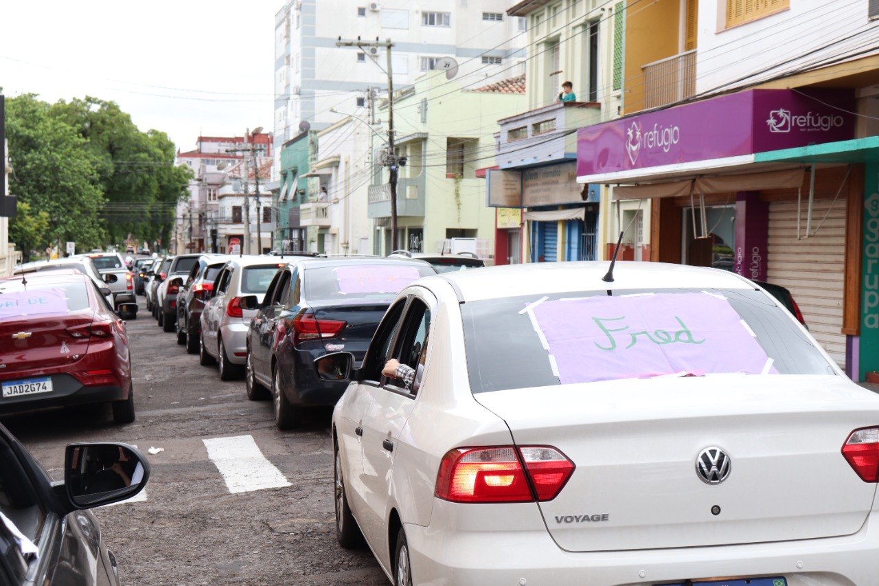 Colégio Divino Coração realizou carreata da Paz em Alegrete