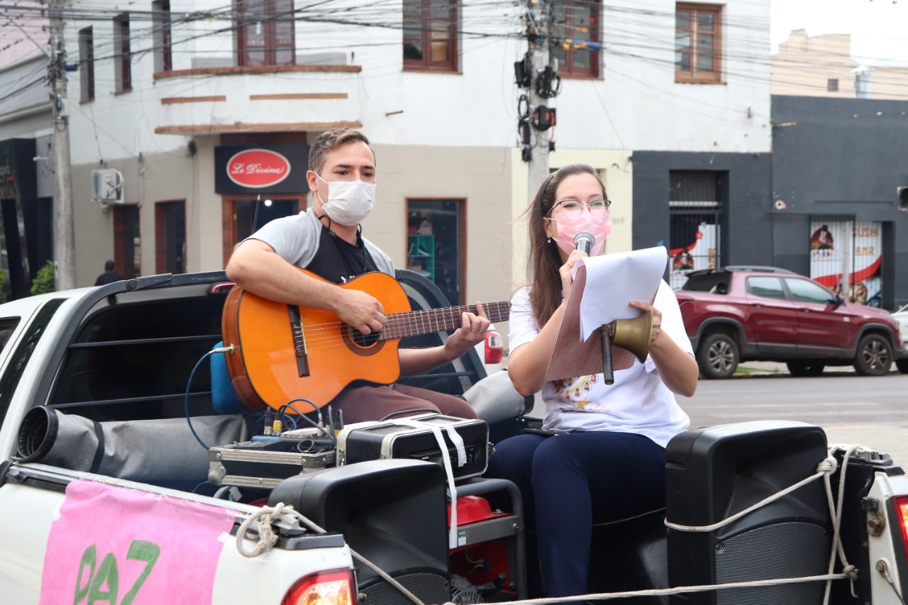 Colégio Divino Coração realizou carreata da Paz em Alegrete
