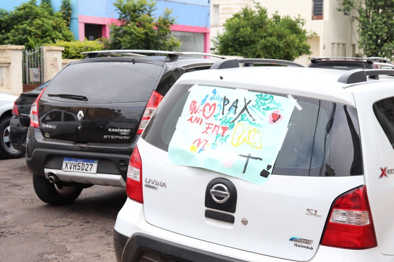 Colégio Divino Coração realizou carreata da Paz em Alegrete