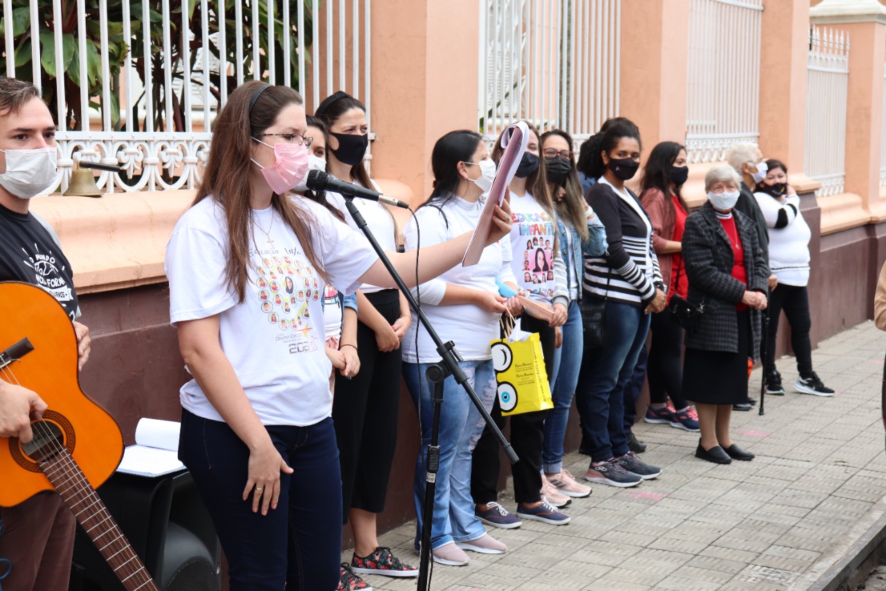 Colégio Divino Coração realizou carreata da Paz em Alegrete