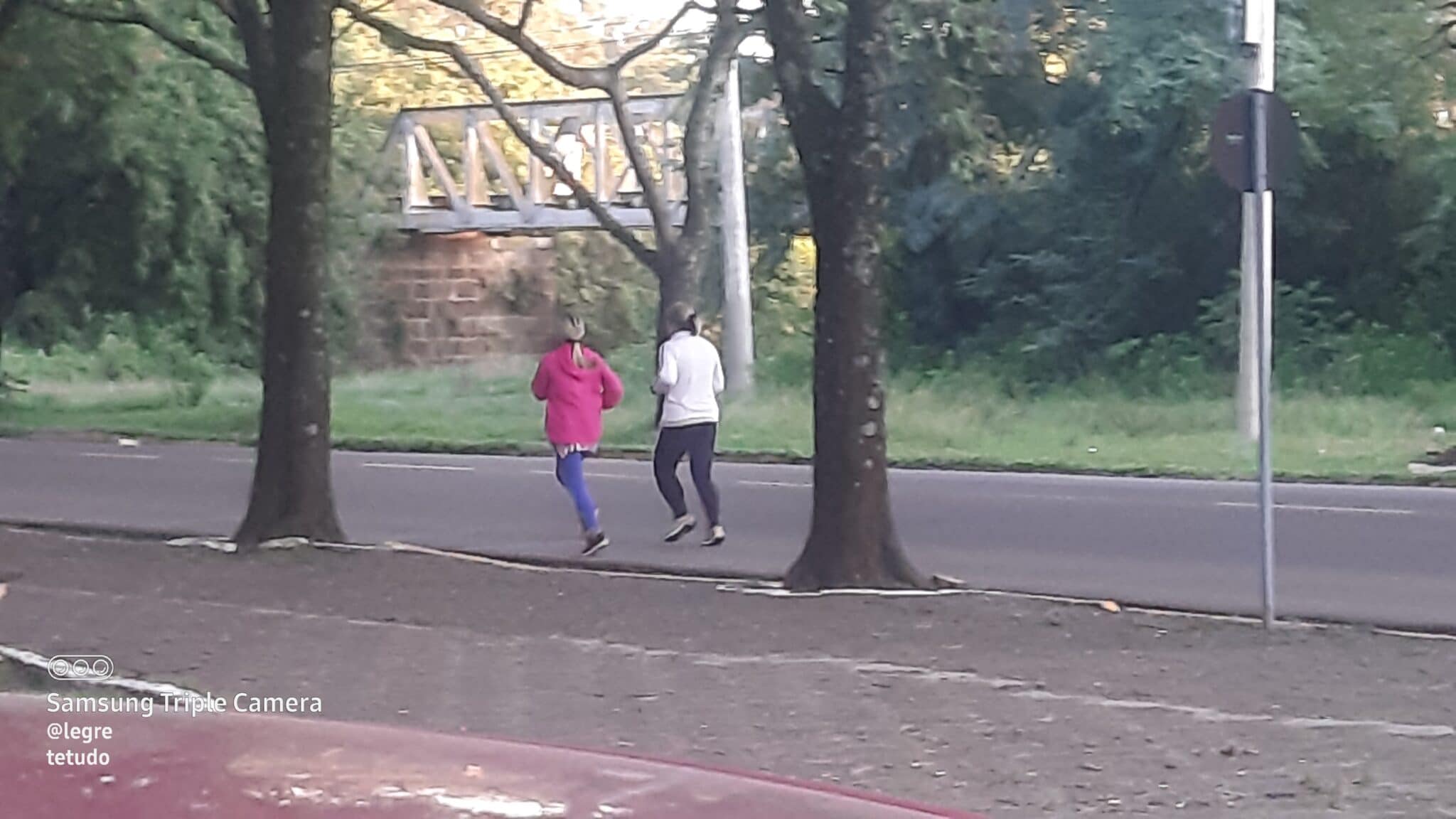 Amigas fazendo a corrida matinal