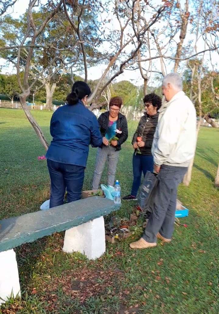 Troca de mudas do Grupo Canteiro de Flores