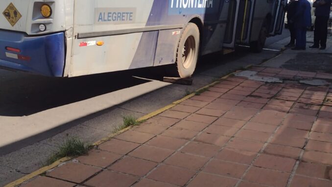 ônibus da Fronteira parado na Rua Barão do Amazonas ônibus da Fronteira parado na Rua Barão do Amazonas