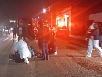 Acidente entre moto e Saveiro, deixa homem ferido, na rua Daltro Filho
