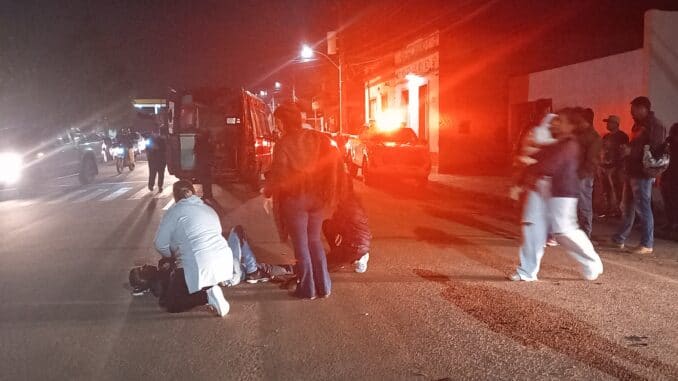 Acidente entre moto e Saveiro, deixa homem ferido, na rua Daltro Filho