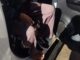 Apenas de chinelinho e os pés vermelhos de frio, criança é auxiliada por policiais militares