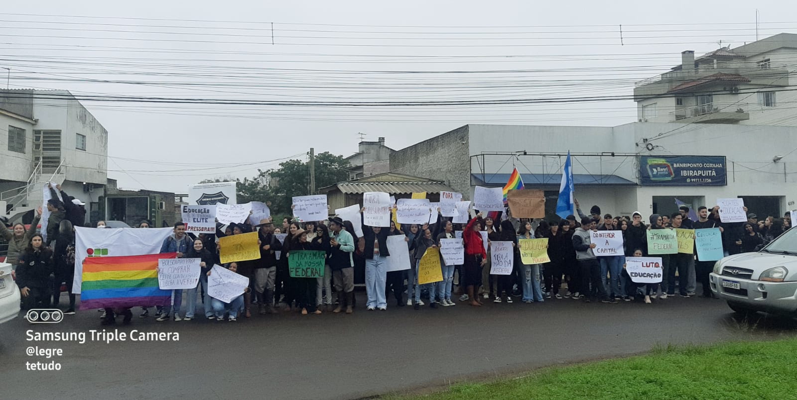 Estudantes do IFFAr e Unipam protestam contra cortes de verbas