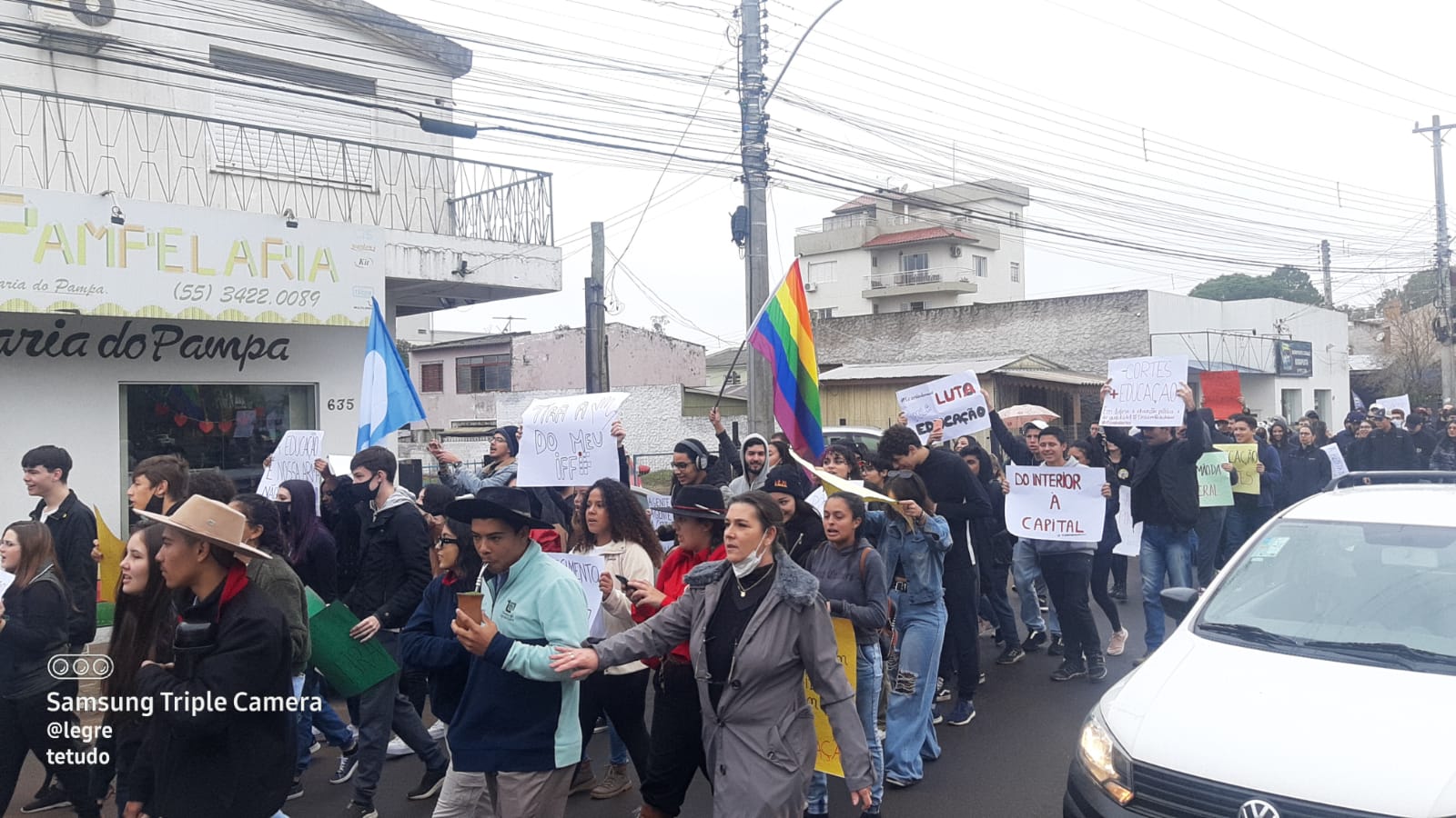 Caminhada de protesto do estudantes do IFFAr e Unipampa