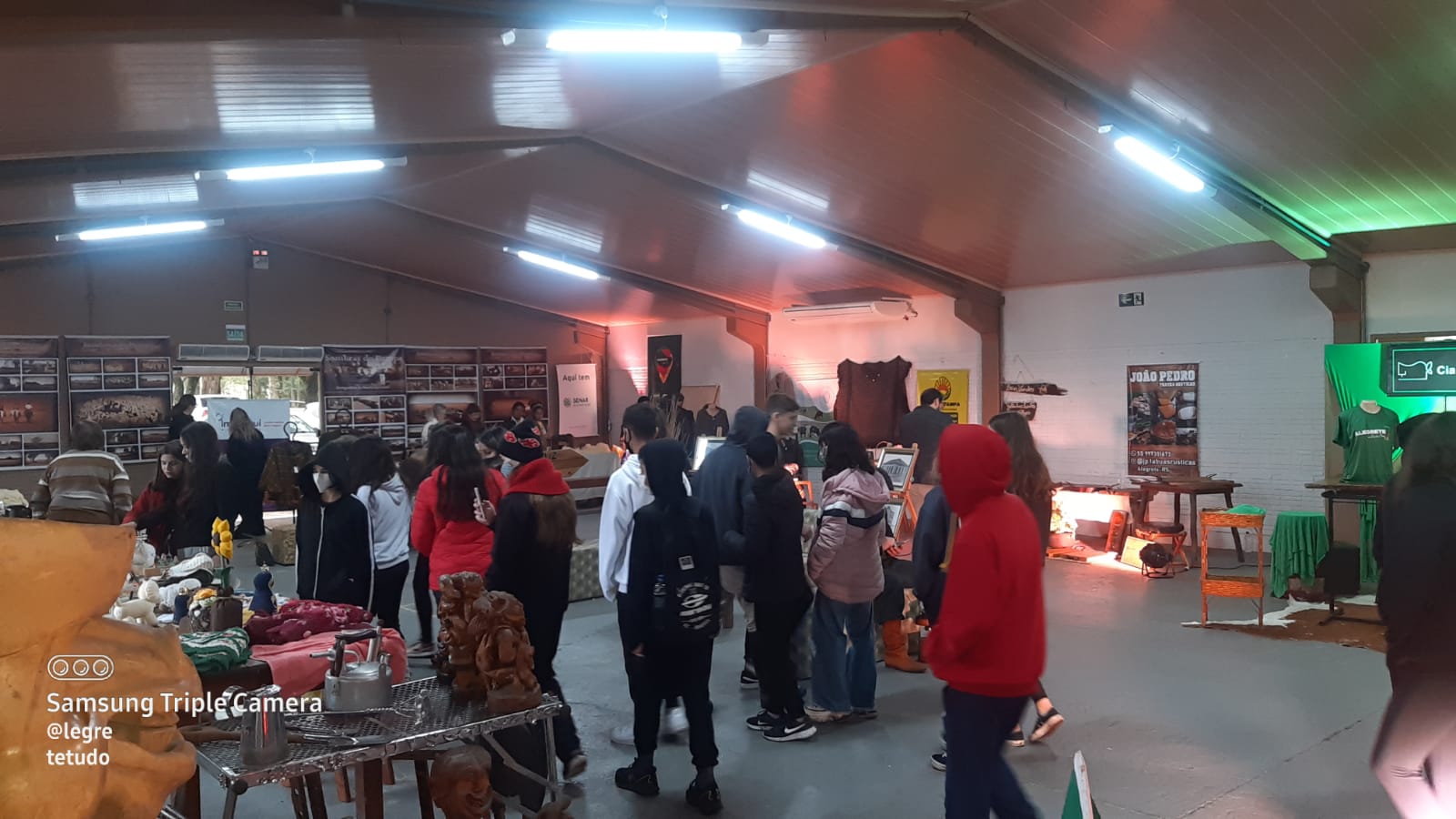 Estudantes visitando a exposição do Fórum de Turismo