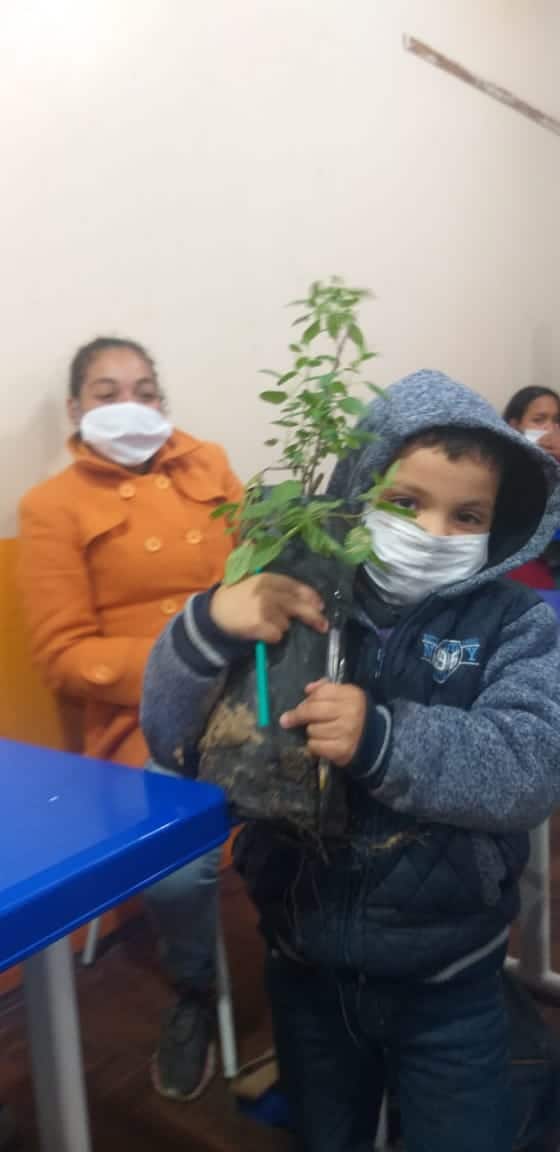 Waldemar Borges entrega mudas de plantas