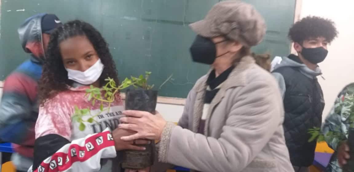 Waldemar Borges entrega mudas de plantas