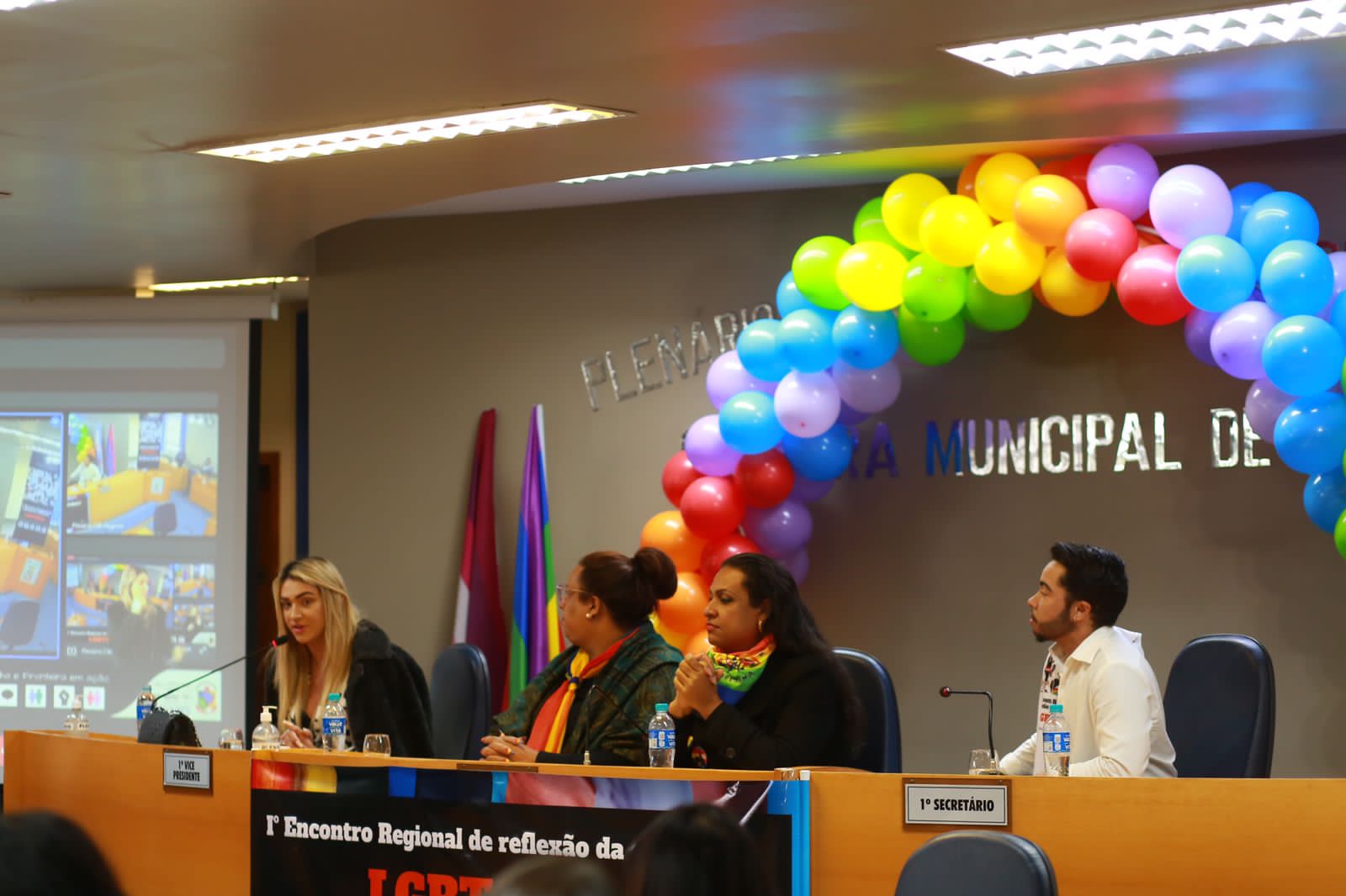Mesa do plenário do LGBTQI+