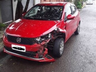 Mais um fujão: motorista bate em carro, destrói lateral e foge