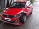 Mais um fujão: motorista bate em carro, destrói lateral e foge