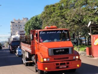 Ronco de motores e buzinaço marcam a carreata do Dia dos Motoristas em Alegrete