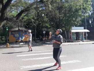 Casal de argentinos fazendo malabares
