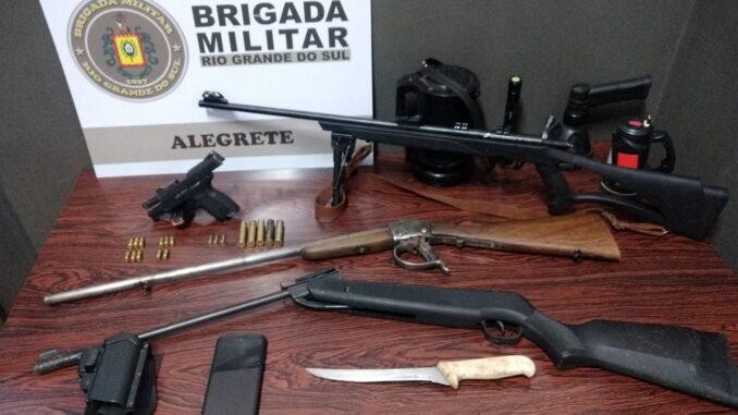 Brigada Militar intercepta e prende trio com armas em Alegrete Brigada Militar intercepta e prende trio com armas em Alegrete