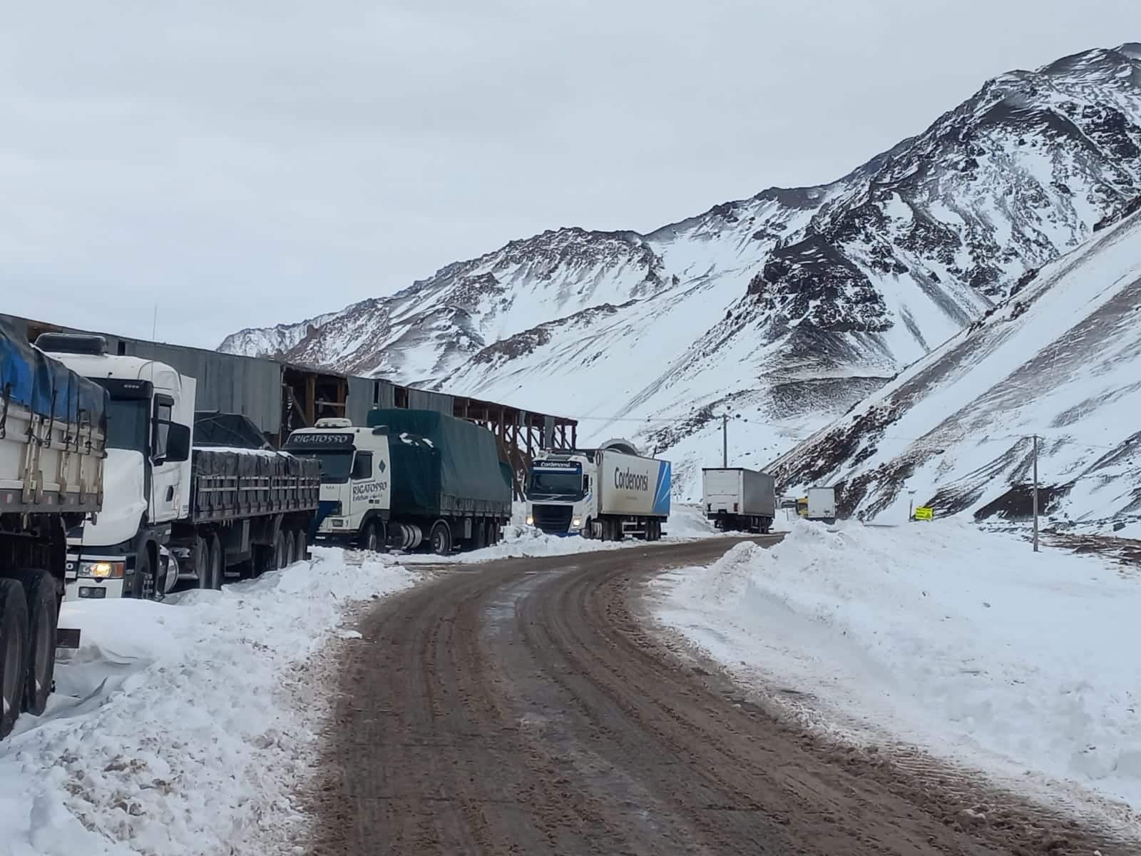 Caminhoneiros alegretenses continuam em abrigo argentino devido à severa nevasca