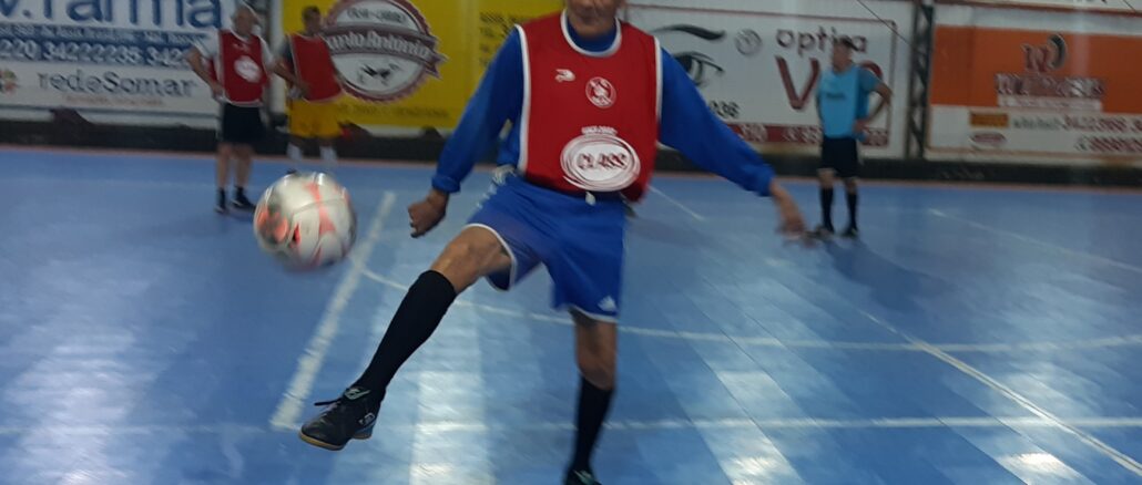 Seu Dorneles jogando futebol