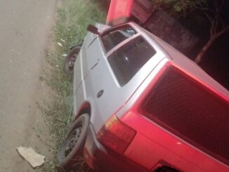 Fujão: motorista colide em poste e abandona veículo