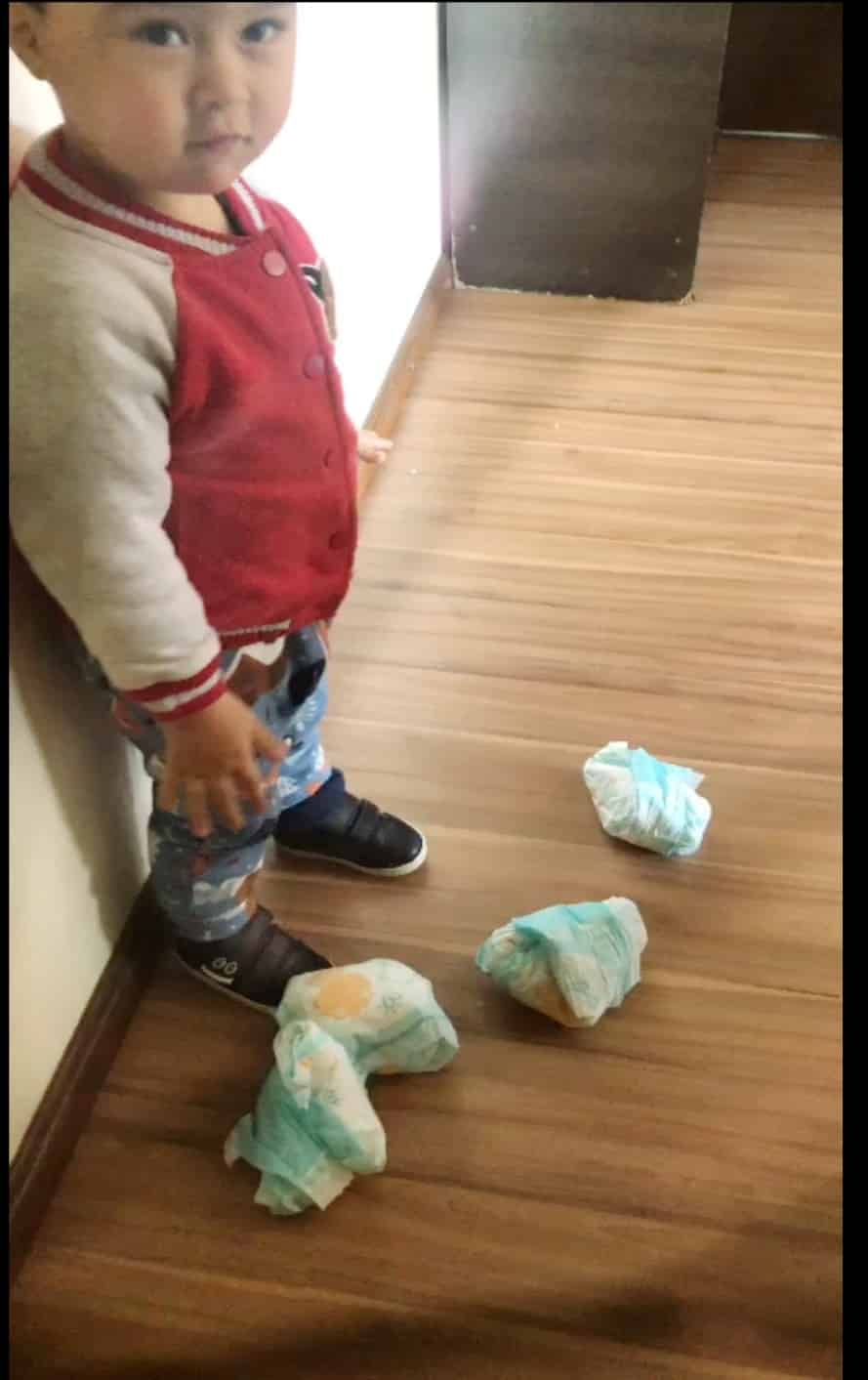 Gabriel levando suas fraldas usadas para o lixo