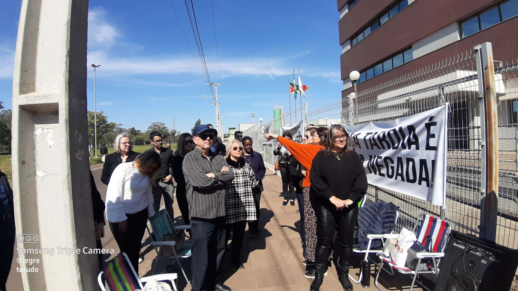 Advogados se manifestam em frente ao Fórum