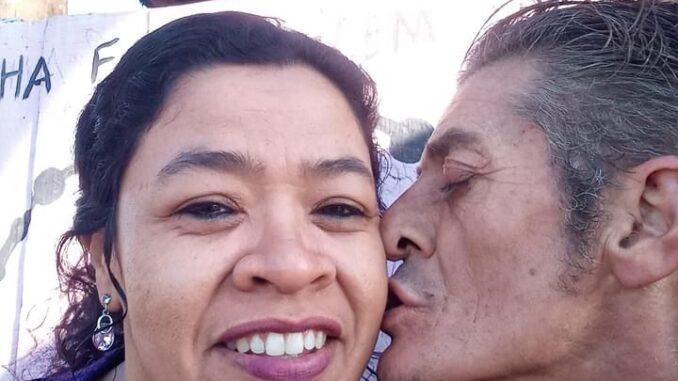 Este homem sabe fazer a amada feliz e apaixonada Este homem sabe fazer a amada feliz e apaixonada