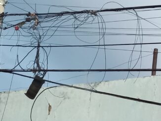 O emaranhado é grande; tem muito fio sem utilidade nos postes da cidade
