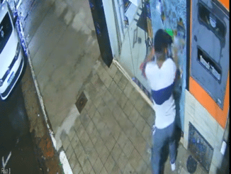 Vídeo: homem quebra vitrine e furta produtos em loja no Centro